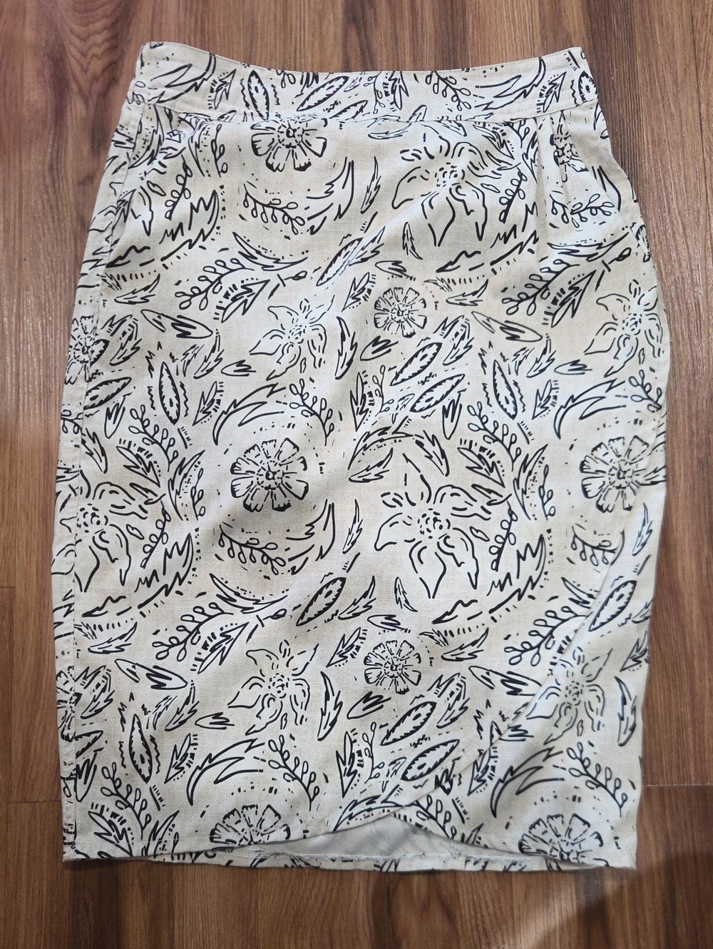 Rip Skirt Hawaii XS Women's Floral Pencil Skirt - Cream with Black Print